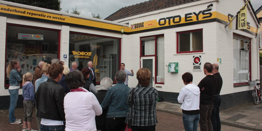Klanten en buurtbewoners voor het pand van Oto Eys tijdens een bijeenkomst