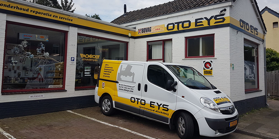 Het pand van Oto Eys aan de Froweinweg in Eys, met de gele gevelband en de bedrijfsbus ervoor