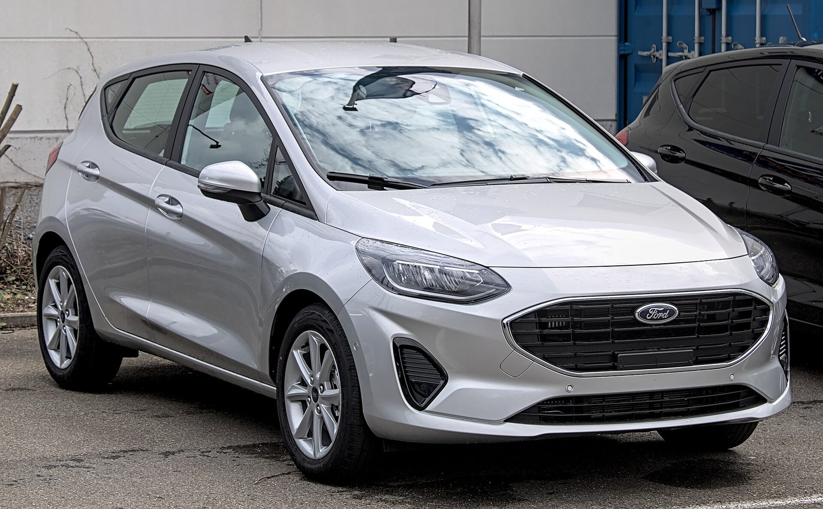 Zilverkleurige Ford Fiesta, schuin van voren