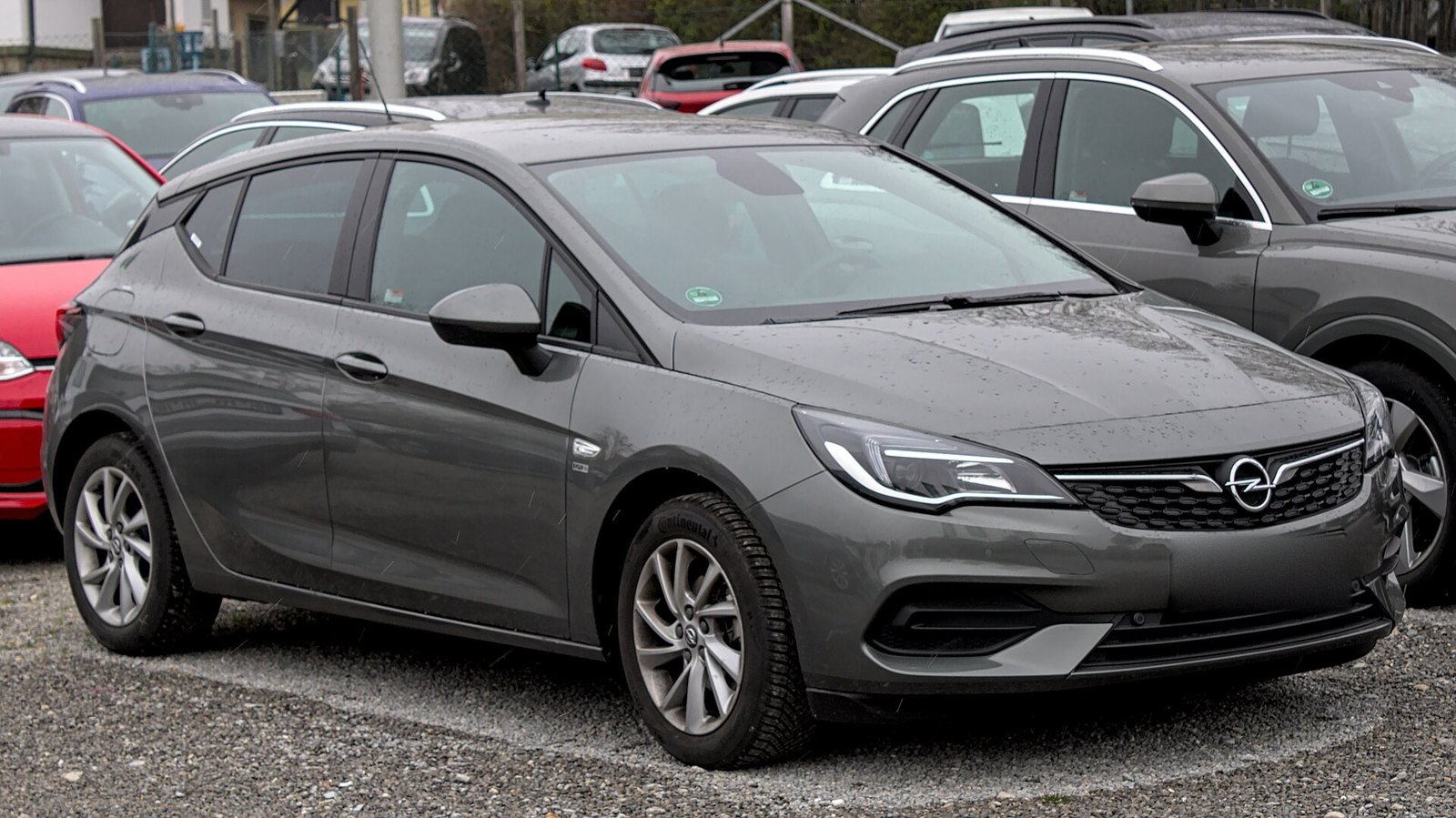Grijze Opel Astra, schuin van voren