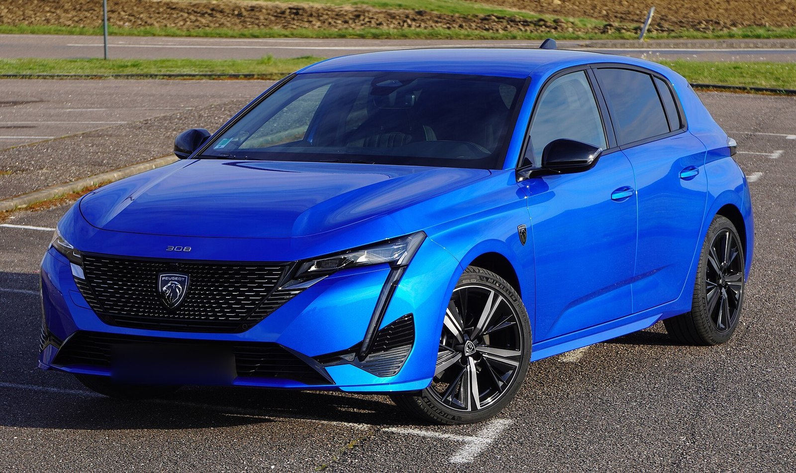 Blauwe Peugeot 308, schuin van voren