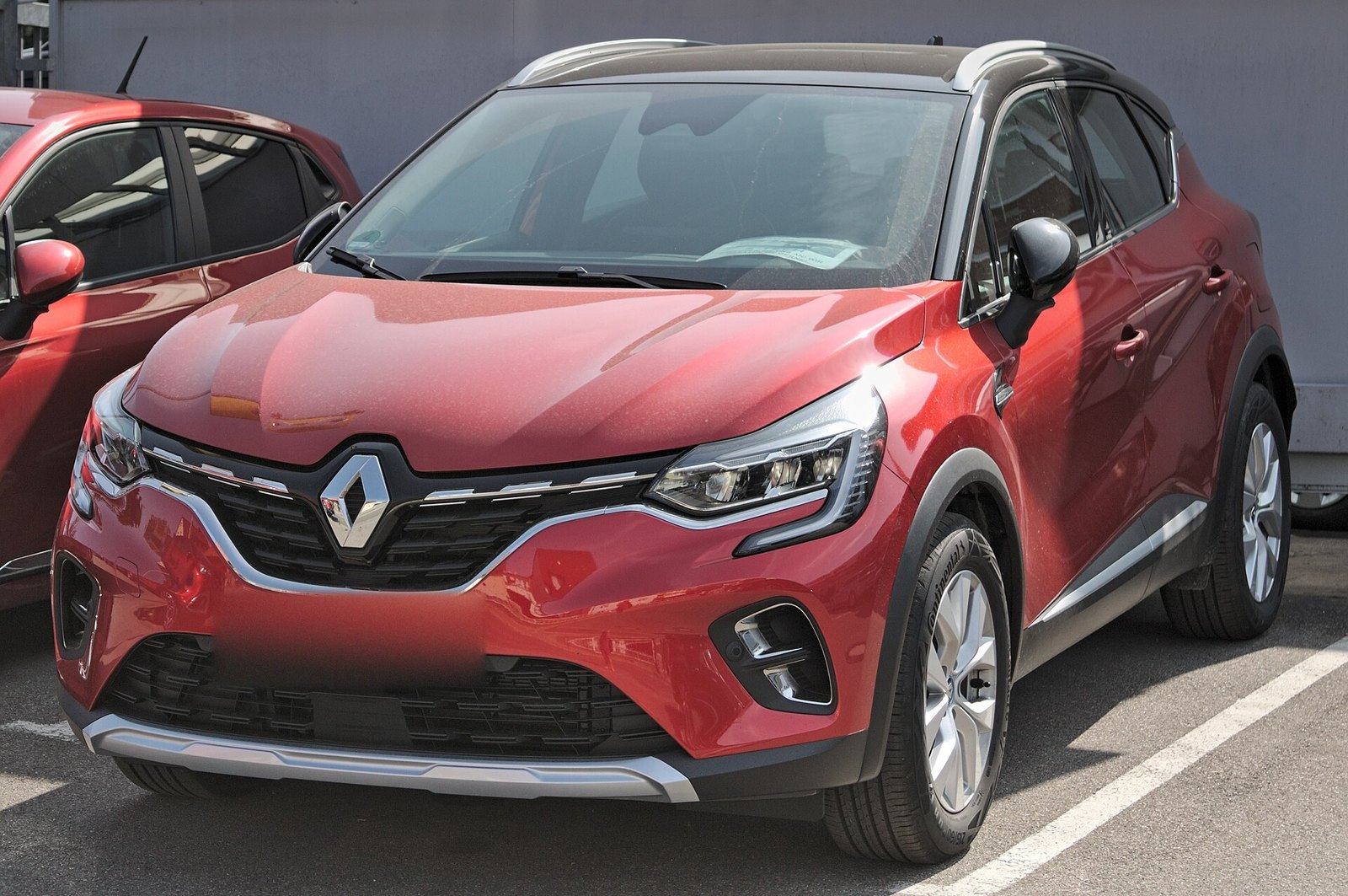 Rode Renault Captur, schuin van voren