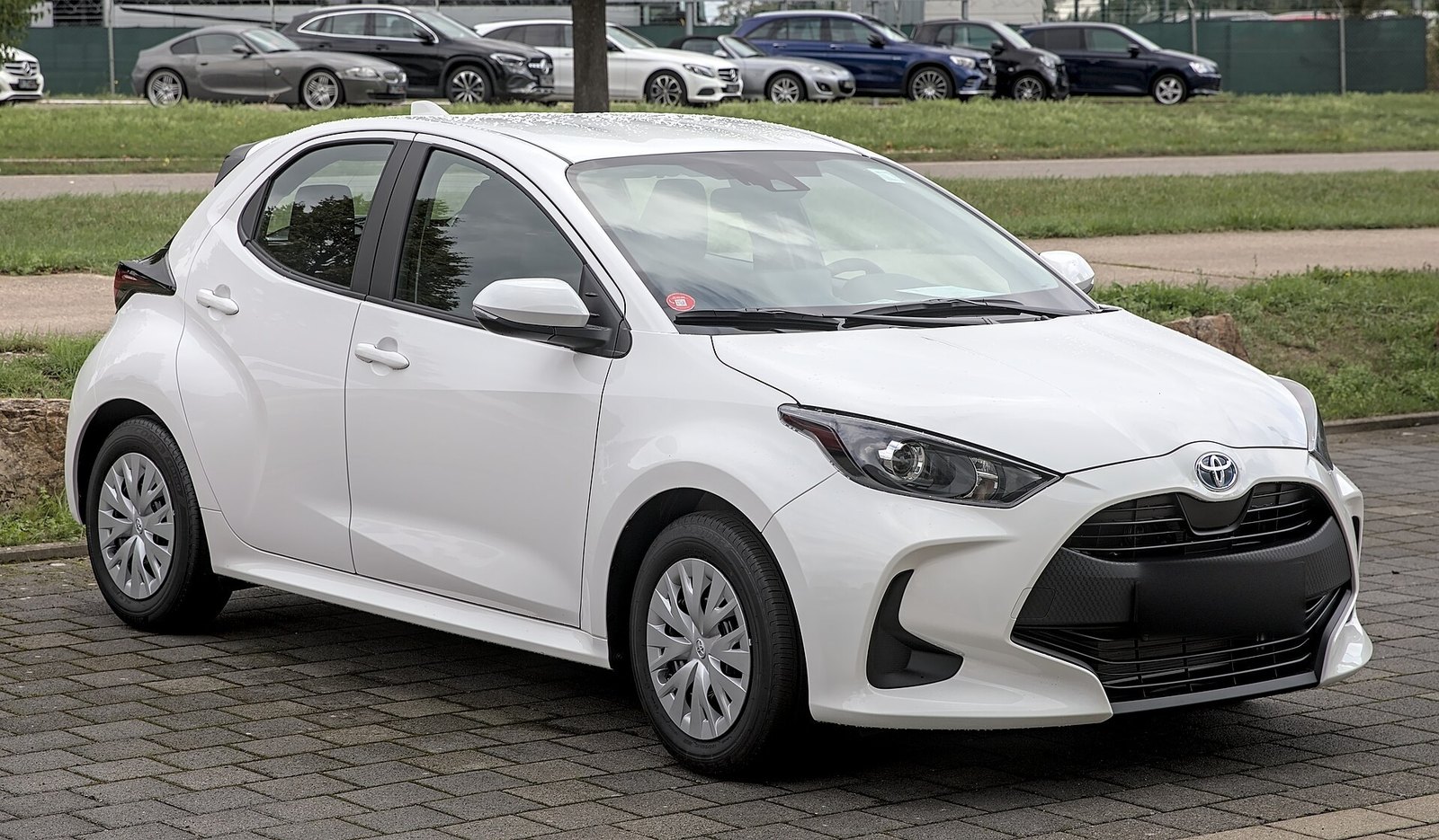 Witte Toyota Yaris Hybrid, schuin van voren