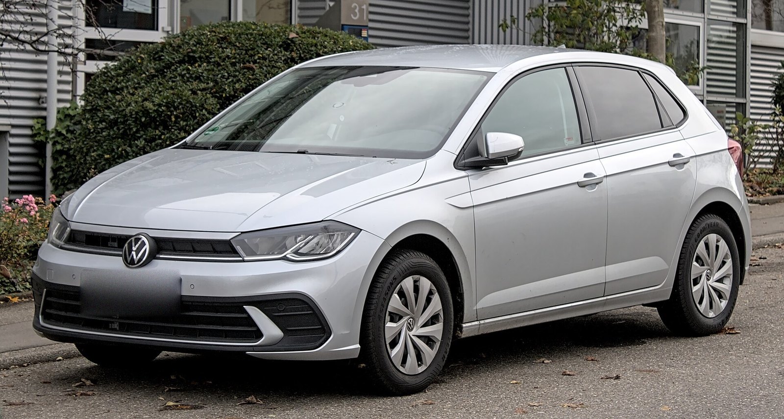 Zilverkleurige Volkswagen Polo, schuin van voren