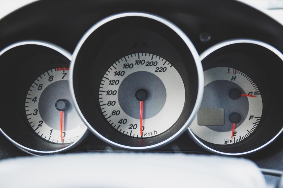 Het instrumentenpaneel van een auto met toerenteller en snelheidsmeter