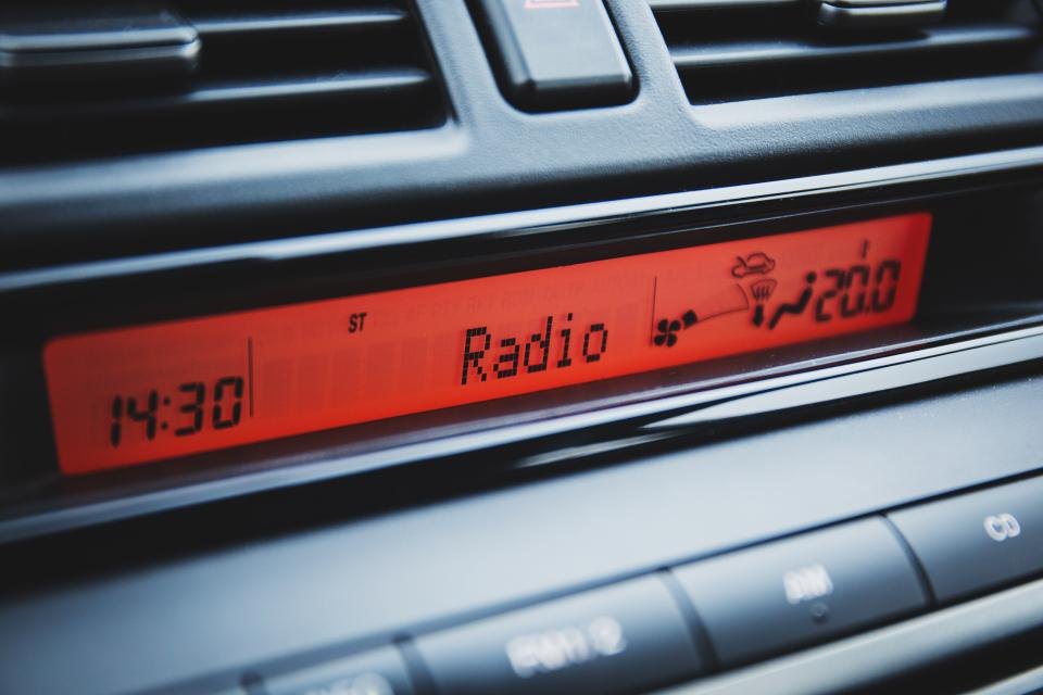 Het klimaatdisplay in een auto met de temperatuur en de luchtstroom